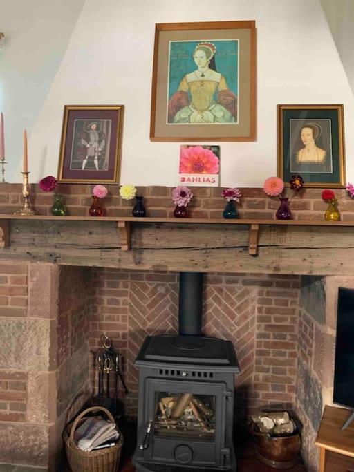 알브라이톤 Unique 17C Listed Barn In A Shropshire Hamlet. 빌라 외부 사진